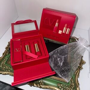 VALENTINO Rosso Valentino Limited Edition
Lipstick Set in Converted Crossbody